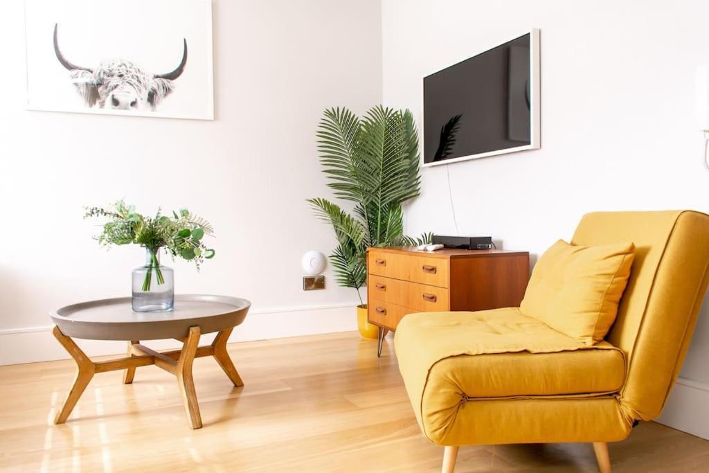 Hyper-central Newquay, Sleeps 3 Apartment *